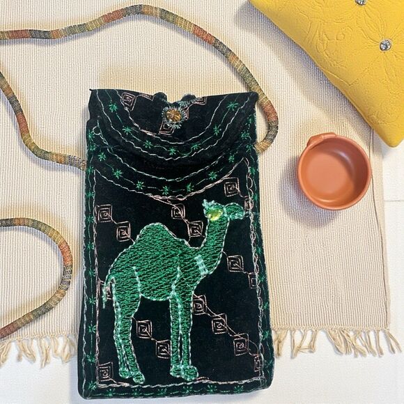 Vintage Velvet Camel Green Embroidered Crossbody Boho Cigarette Case Festival - Picture 1 of 9